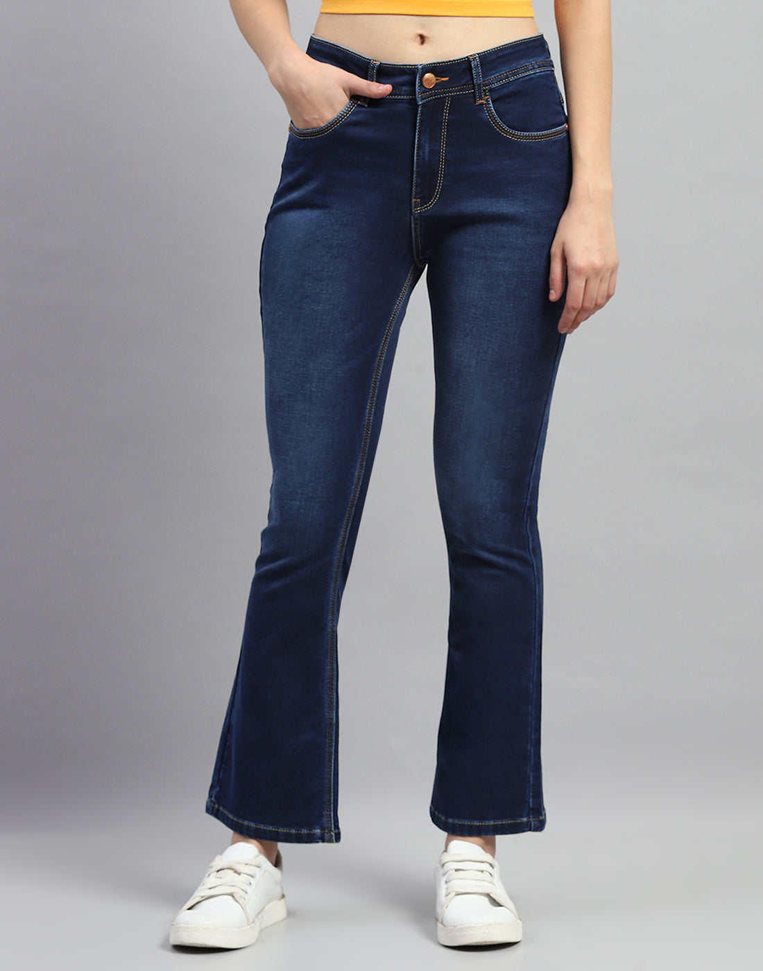Vaqueros bootcut de lavado claro en azul oscuro para mujer