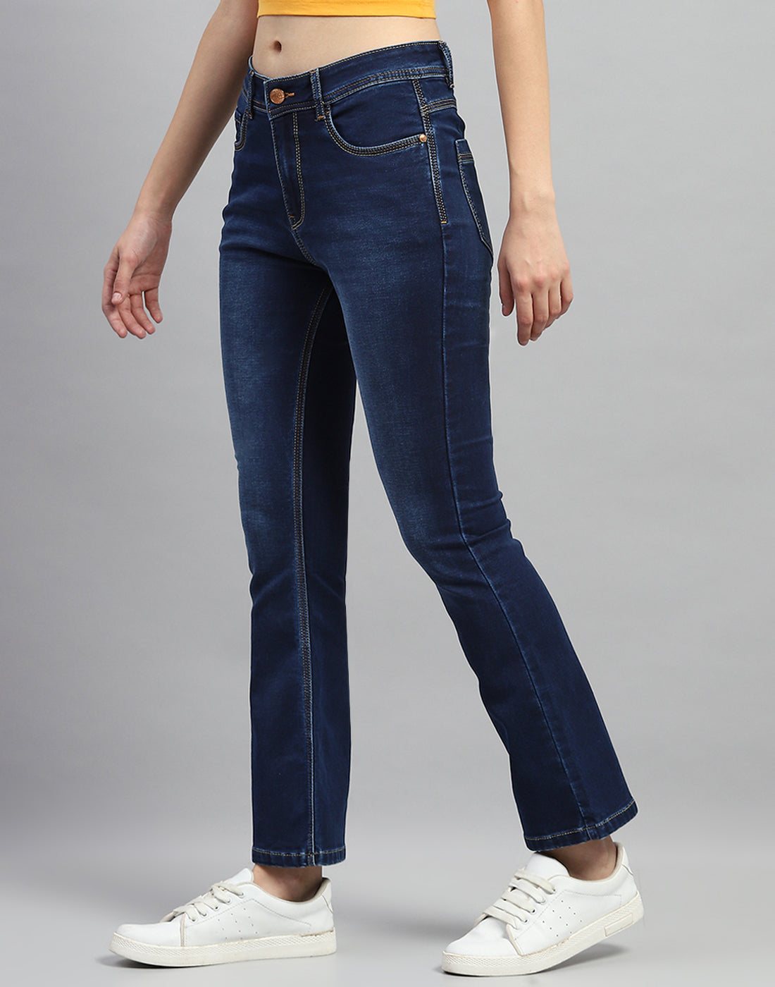 Vaqueros bootcut de lavado claro en azul oscuro para mujer