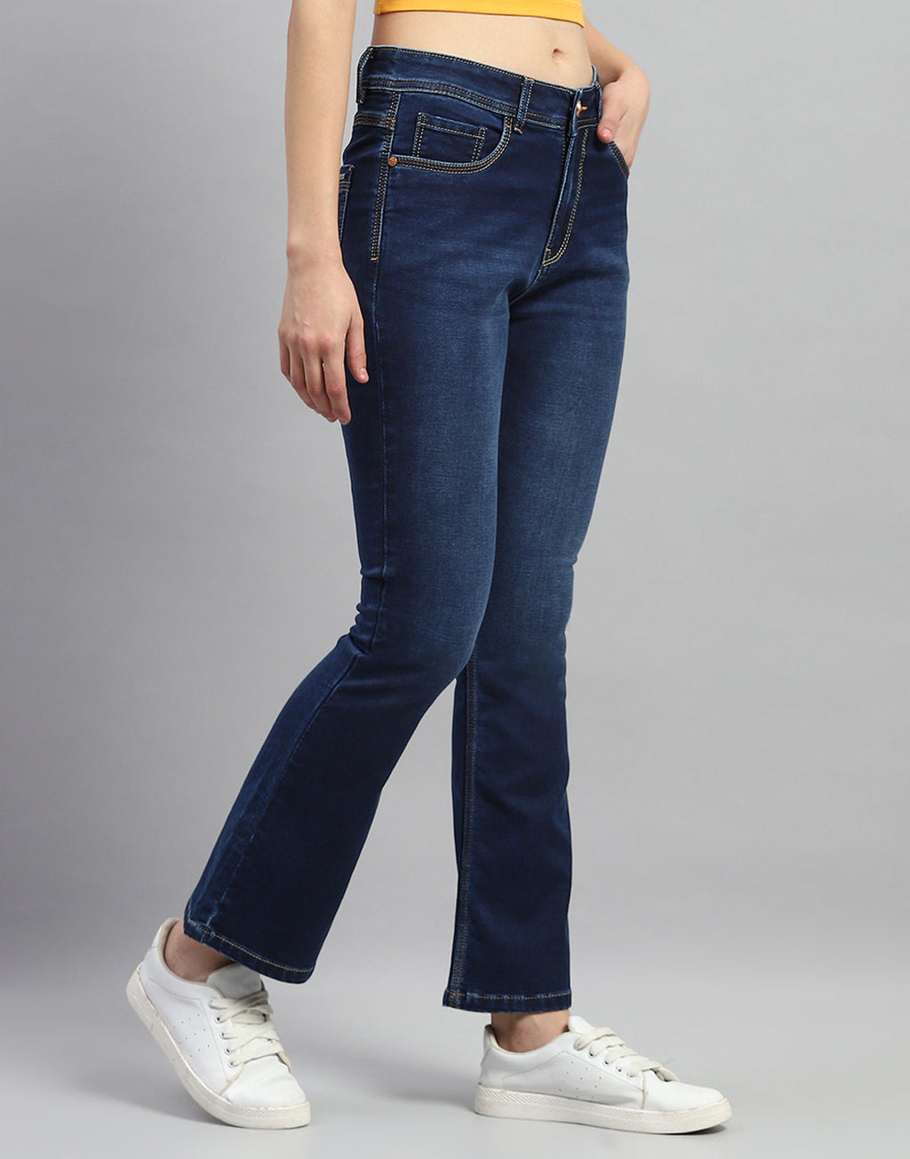 Vaqueros bootcut de lavado claro en azul oscuro para mujer