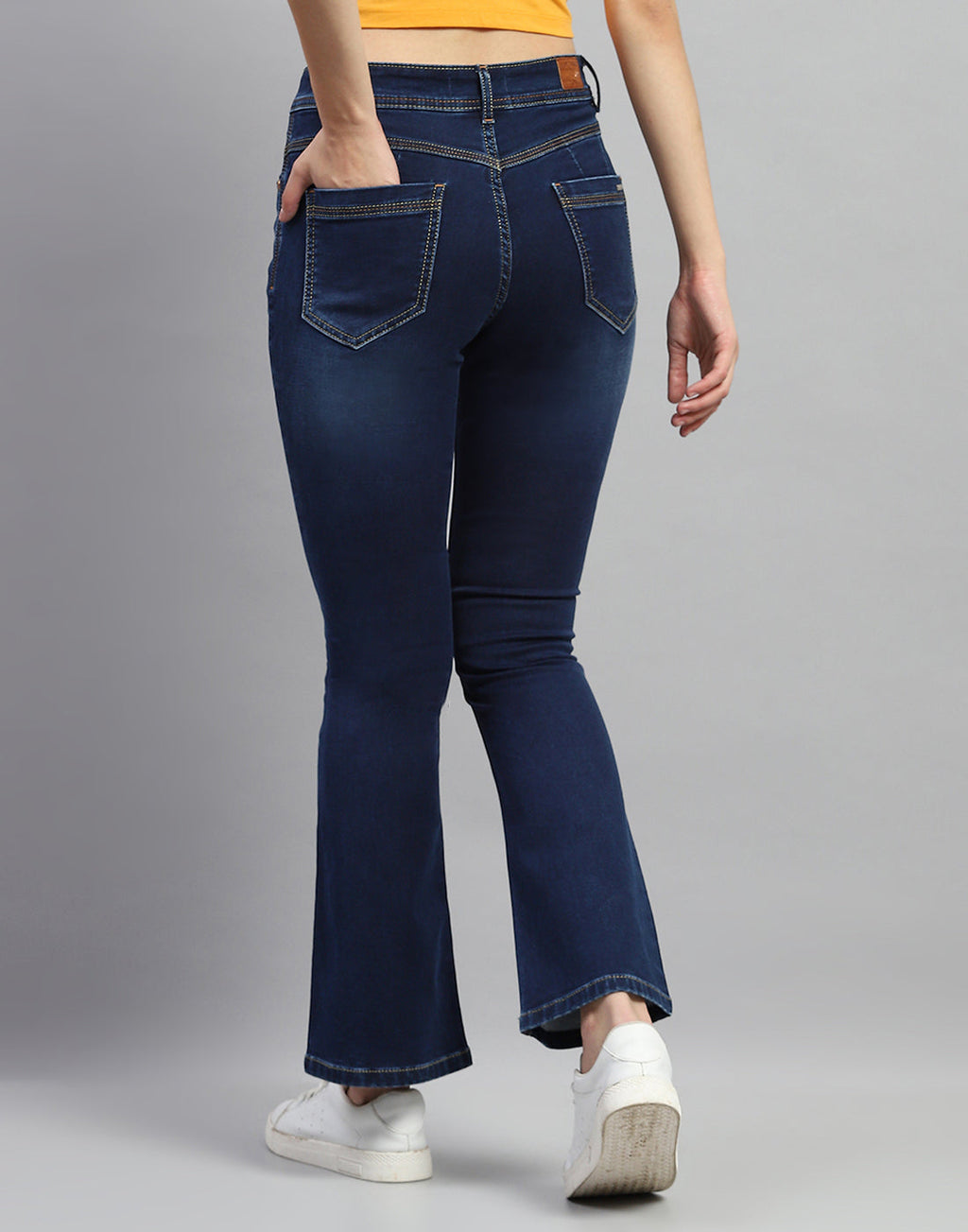 Vaqueros bootcut de lavado claro en azul oscuro para mujer
