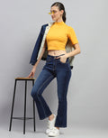 Vaqueros bootcut de lavado claro en azul oscuro para mujer