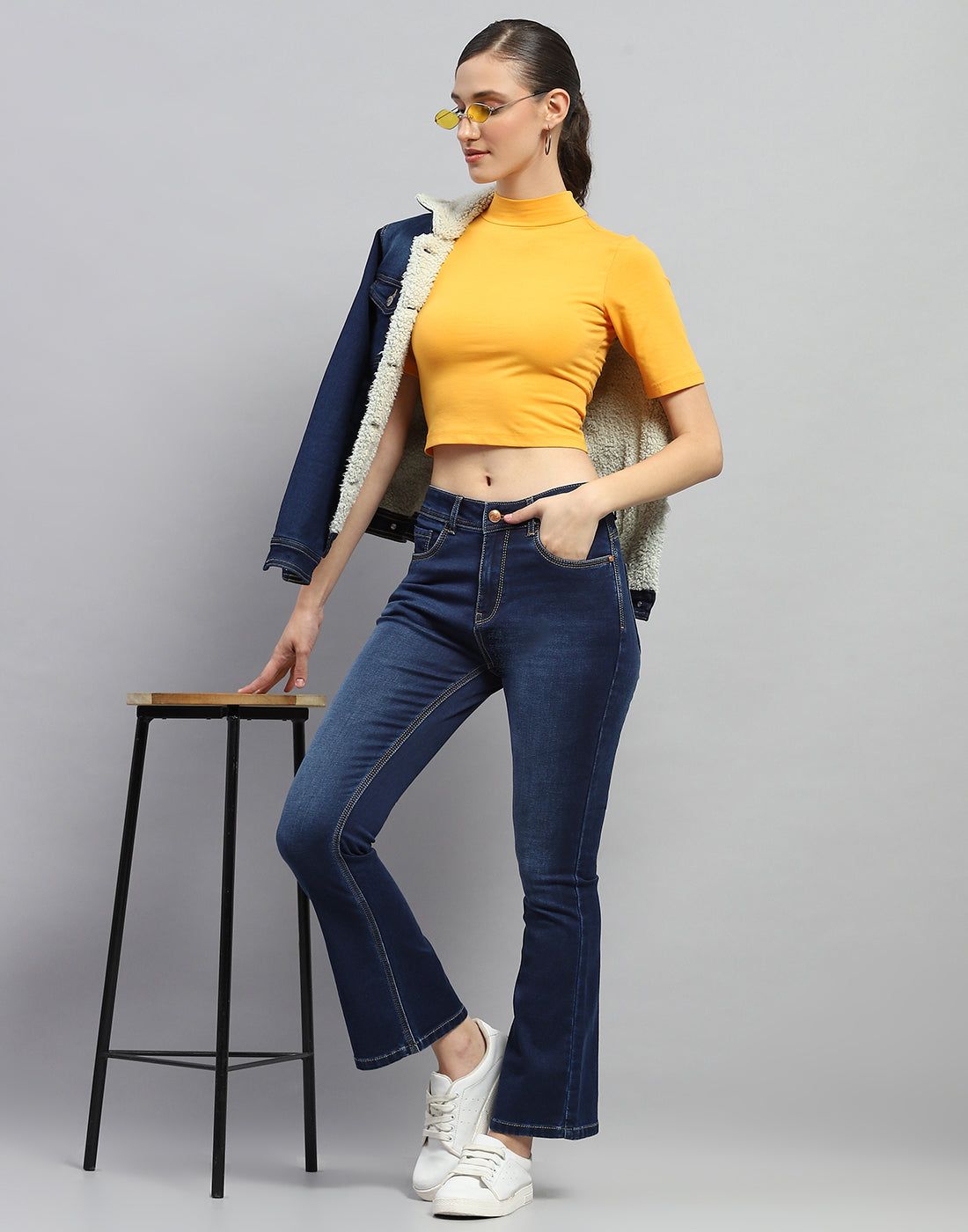 Vaqueros bootcut de lavado claro en azul oscuro para mujer