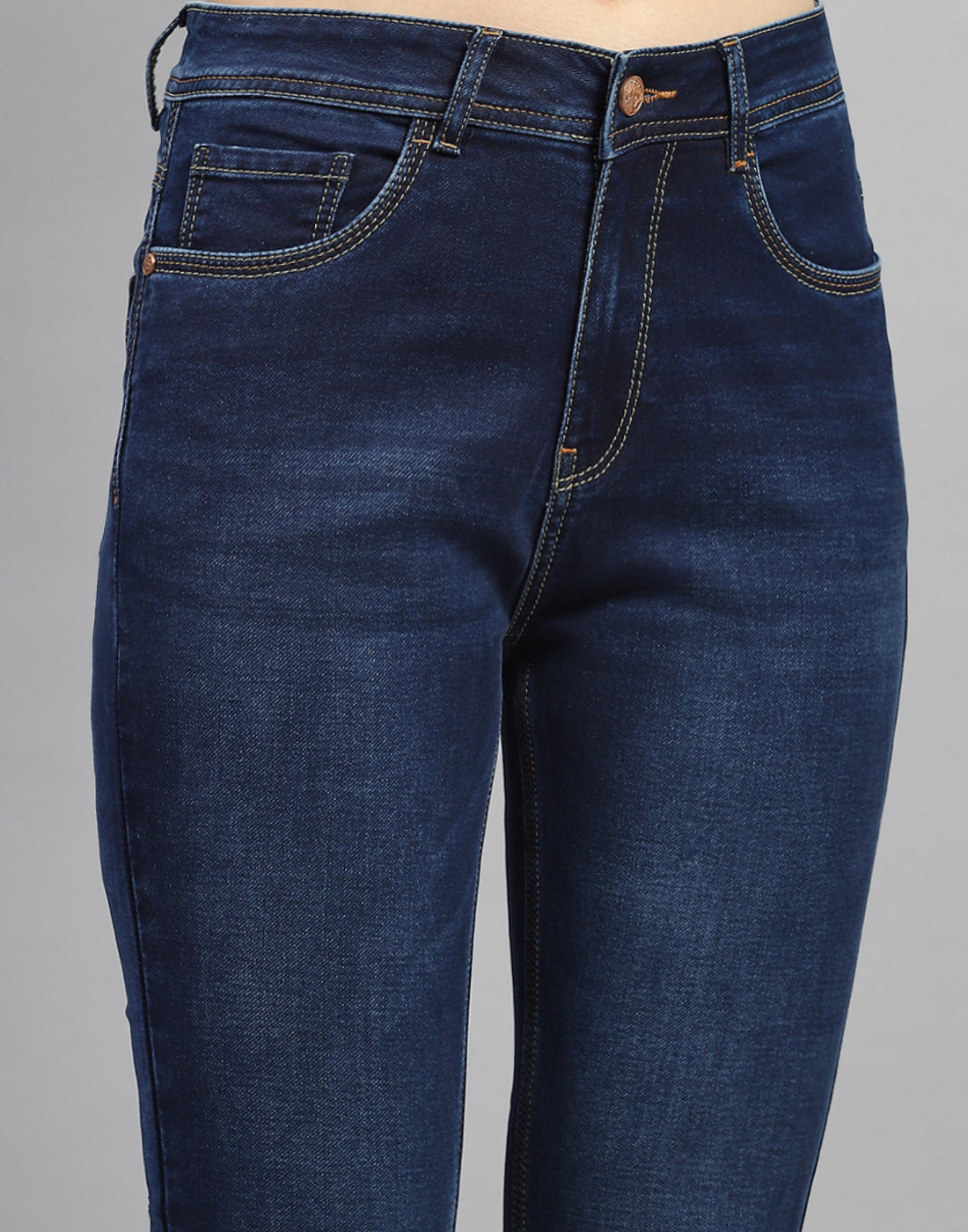 Vaqueros bootcut de lavado claro en azul oscuro para mujer