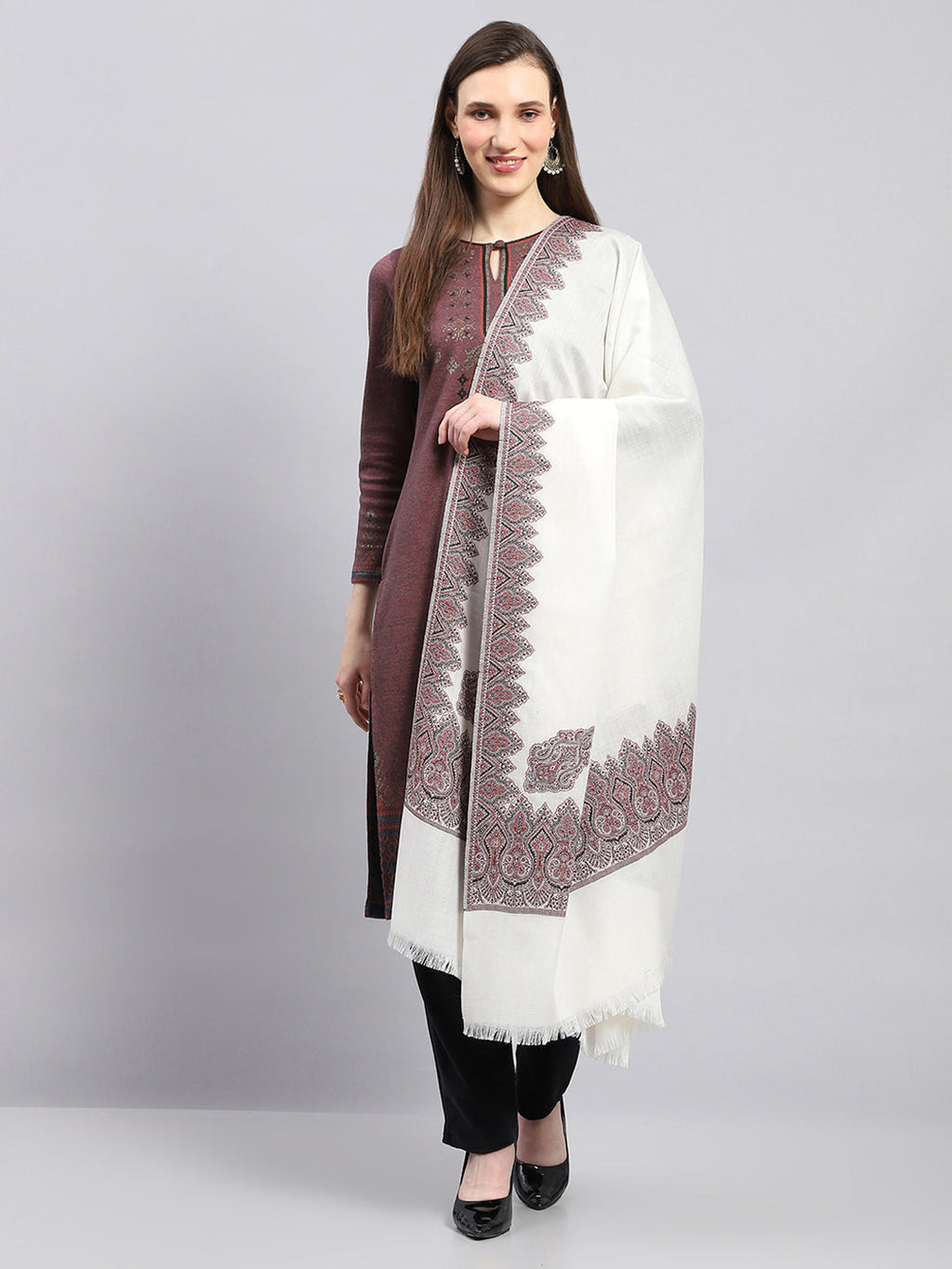 Chal de diseño propio en color blanco roto para mujer