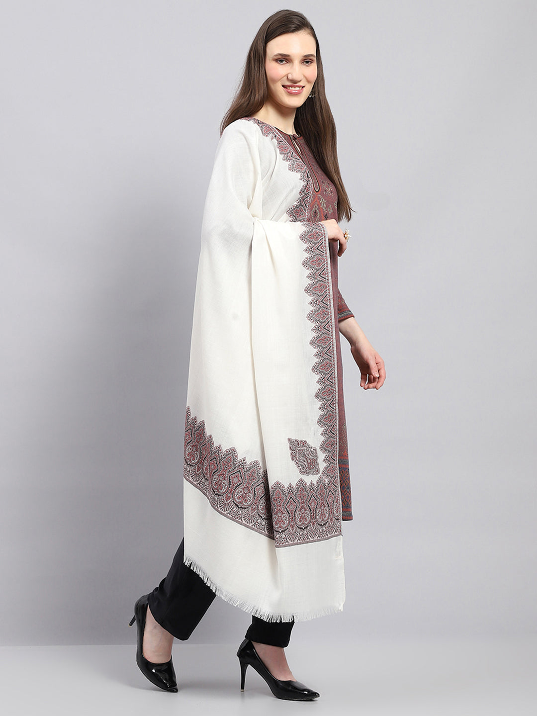 Chal de diseño propio en color blanco roto para mujer