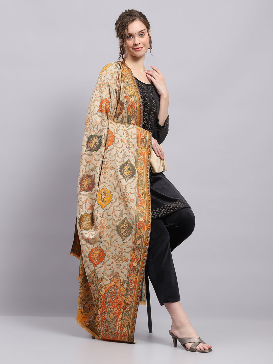 Chal mostaza con diseño para mujer