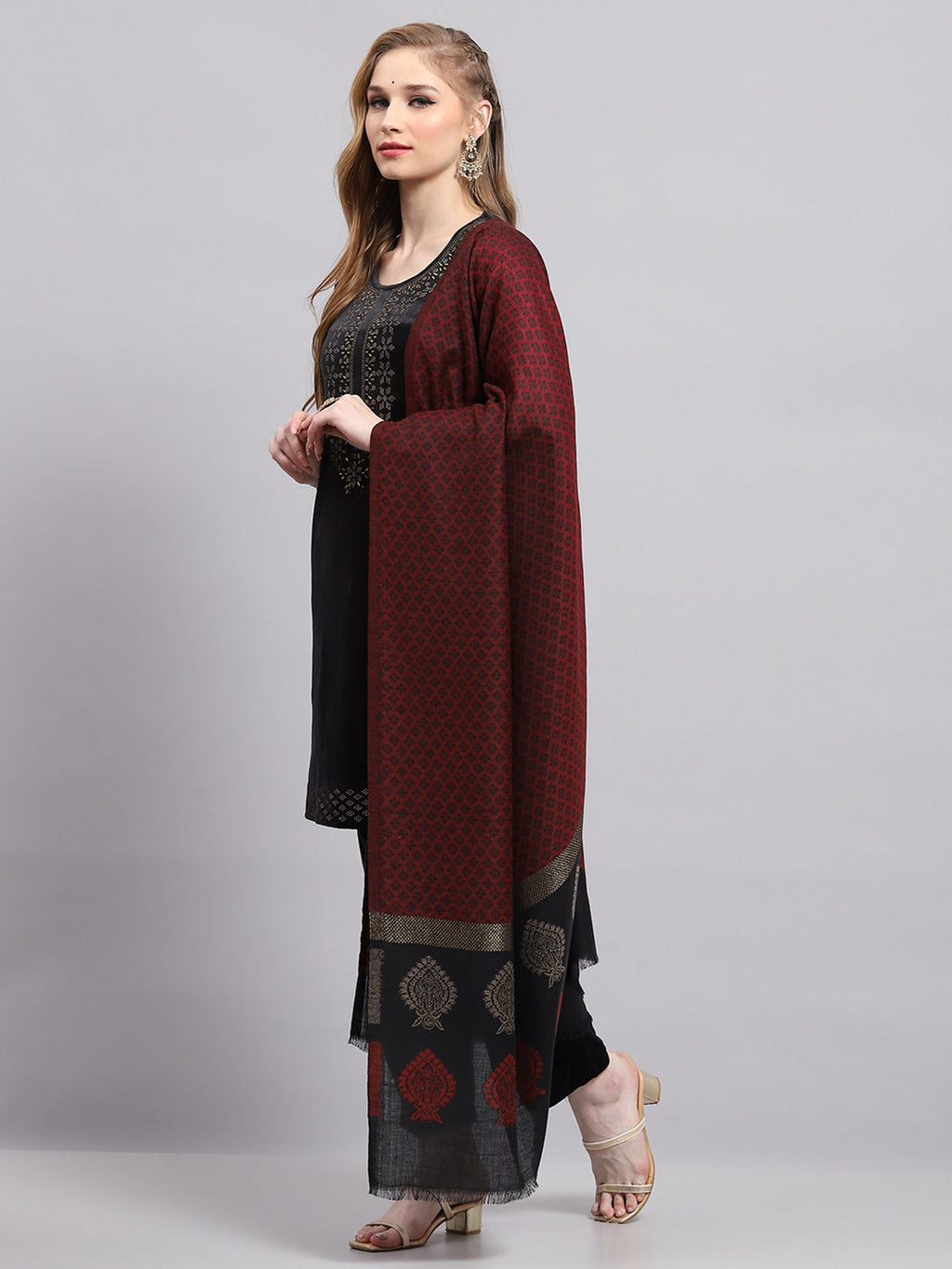Chal granate con diseño propio para mujer