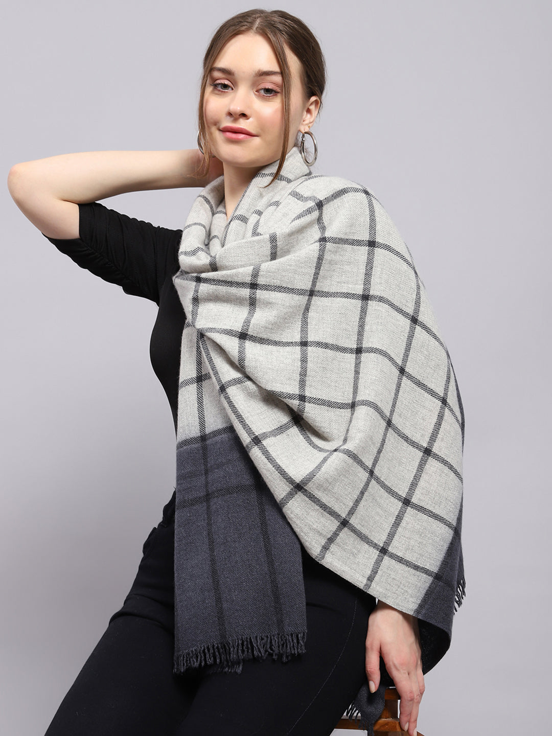 Estola gris a cuadros para mujer