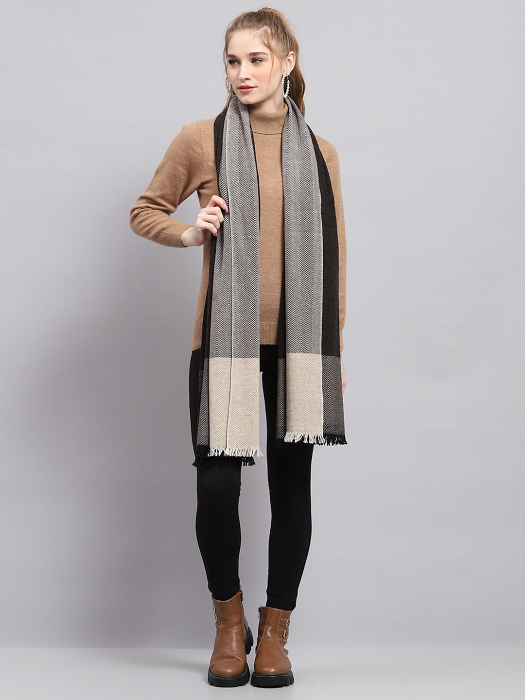 Estola gris de diseño propio para mujer