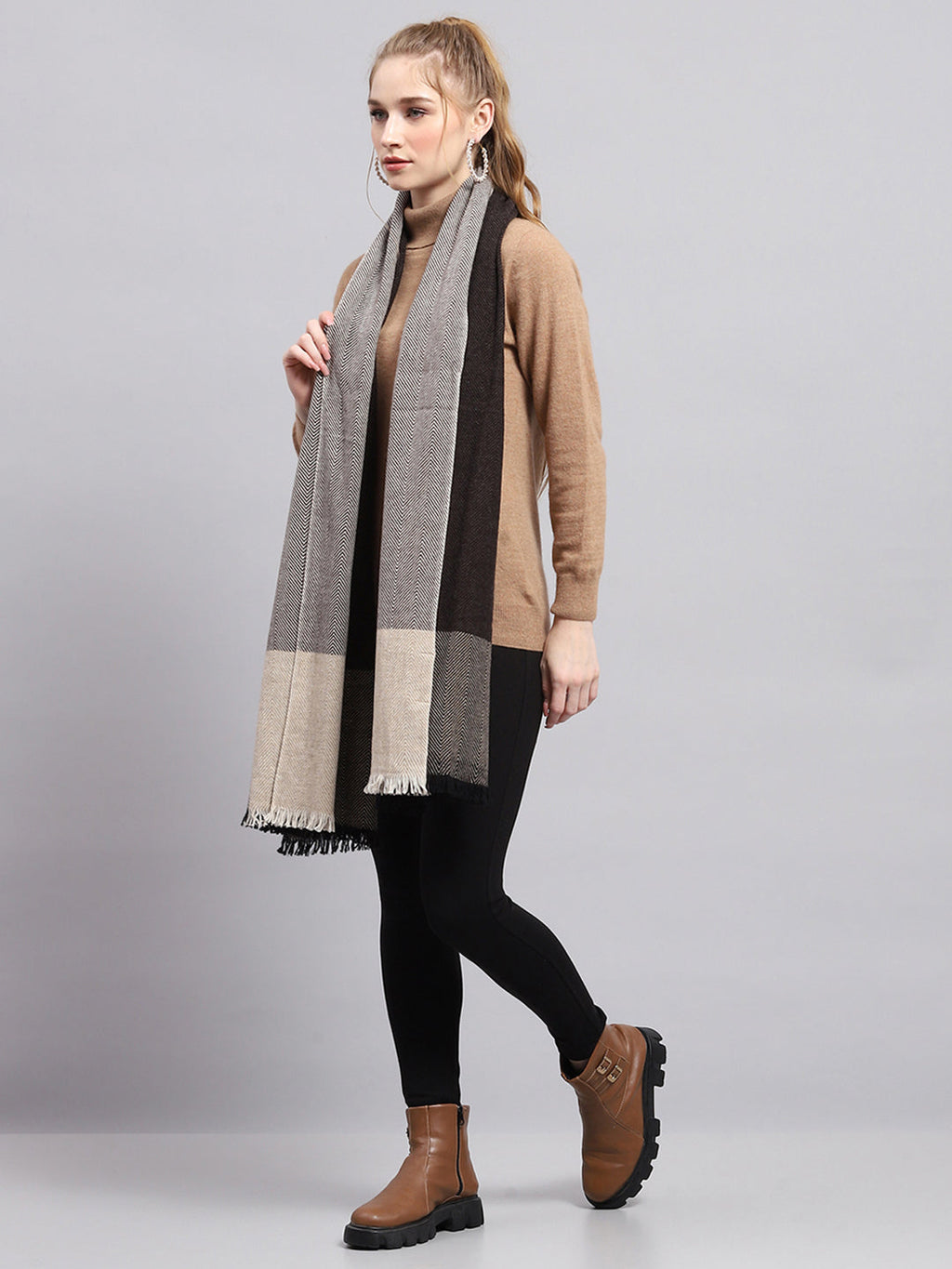 Estola gris de diseño propio para mujer