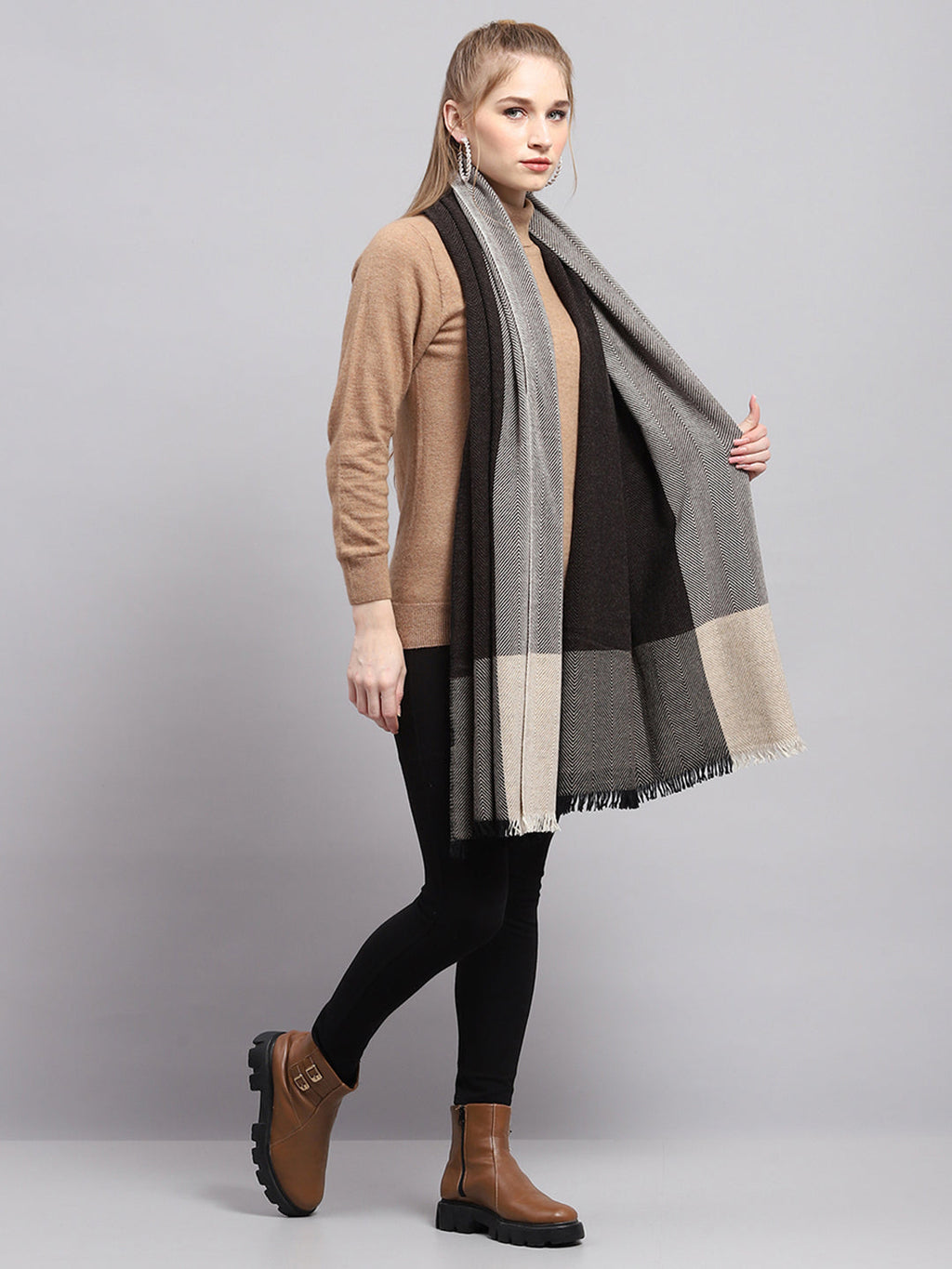Estola gris de diseño propio para mujer