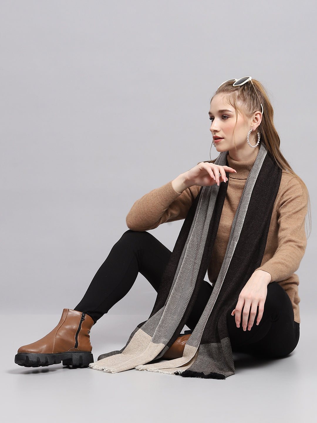 Estola gris de diseño propio para mujer