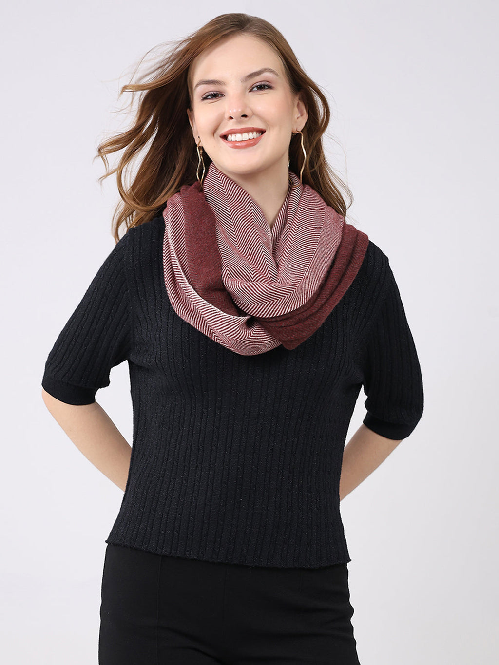 Estola de lana multicolor con diseño propio para mujer: envolvente elegante y acogedora