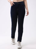 Jeans de mezclilla azul marino lisos de corte entallado para mujer