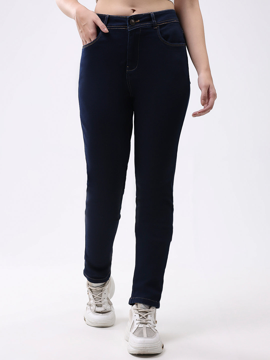 Jeans de mezclilla azul marino lisos de corte entallado para mujer