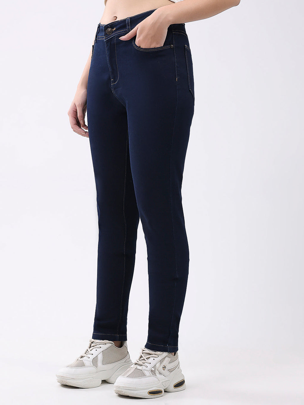 Jeans de mezclilla azul marino lisos de corte entallado para mujer