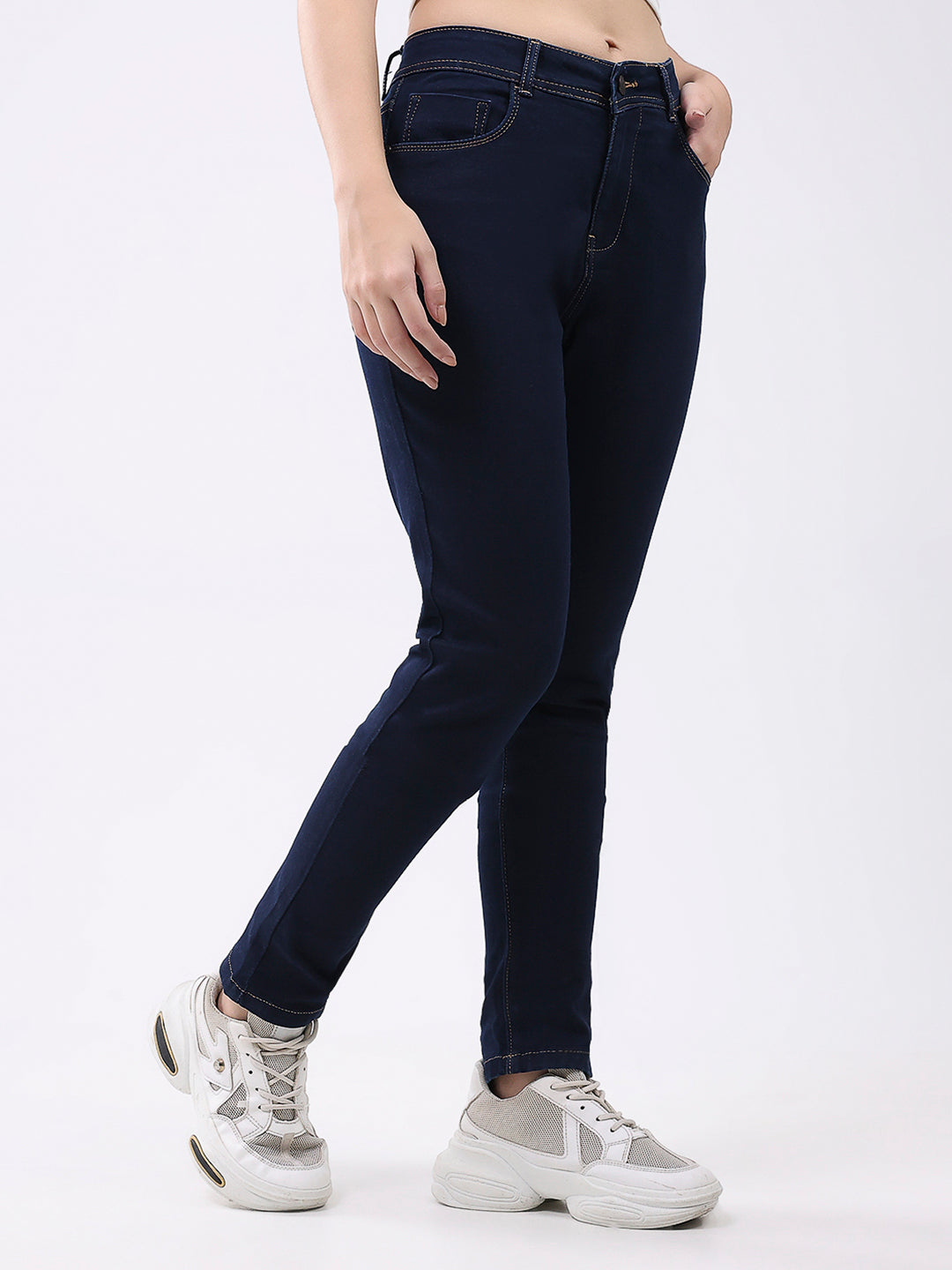 Jeans de mezclilla azul marino lisos de corte entallado para mujer