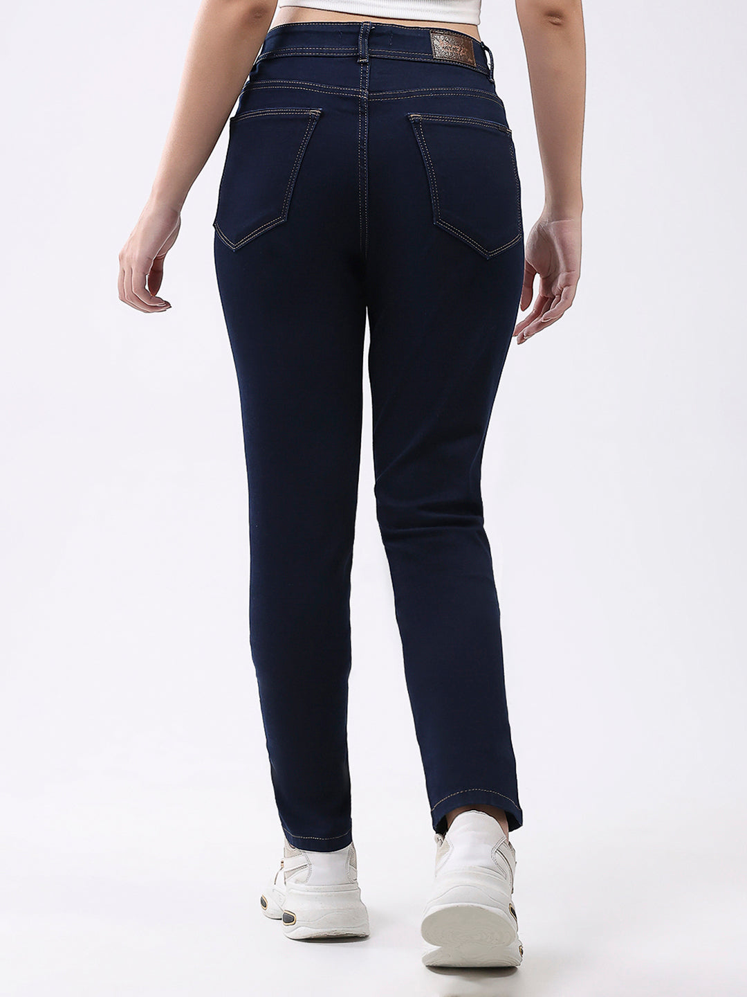 Jeans de mezclilla azul marino lisos de corte entallado para mujer