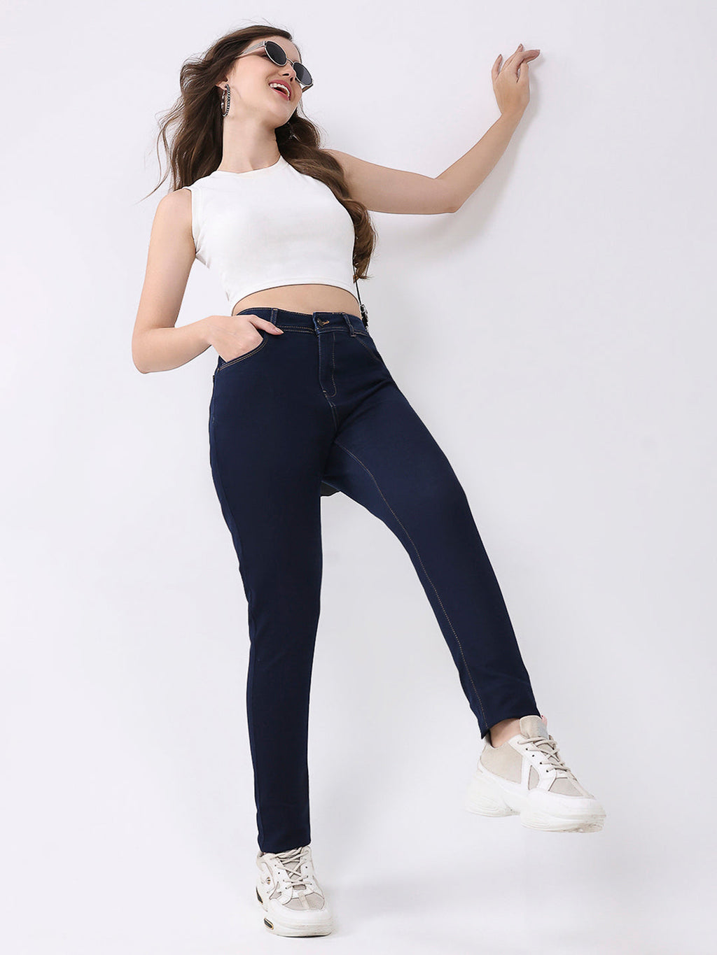 Jeans de mezclilla azul marino lisos de corte entallado para mujer