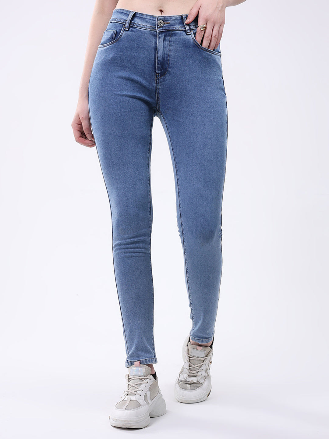 Jeans de mezclilla azules lisos de corte entallado para mujer
