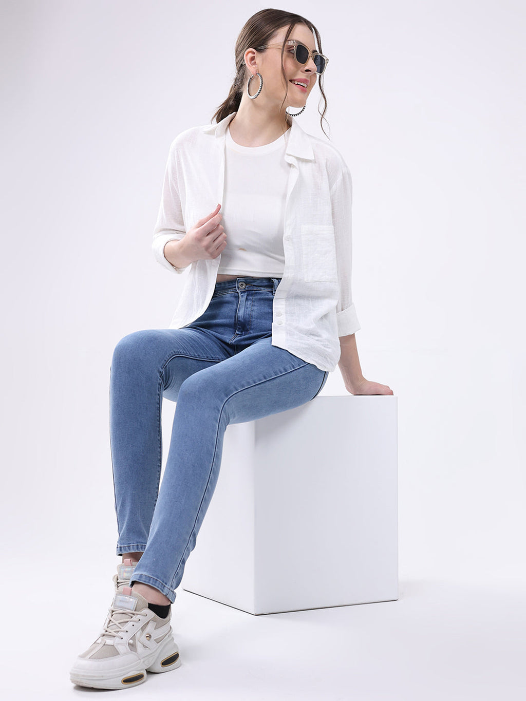 Jeans de mezclilla azules lisos de corte entallado para mujer