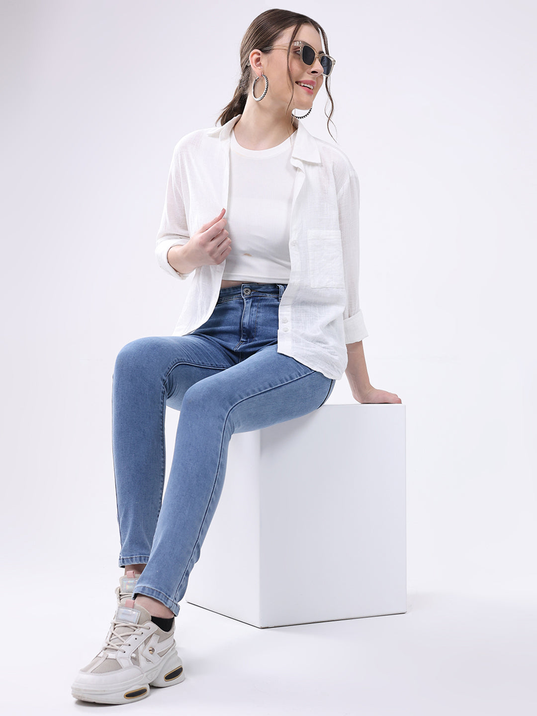Jeans de mezclilla azules lisos de corte entallado para mujer