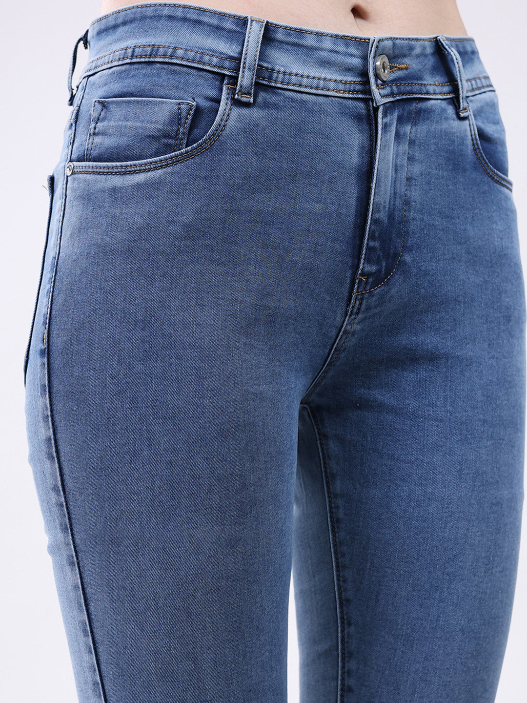 Jeans de mezclilla azules lisos de corte entallado para mujer
