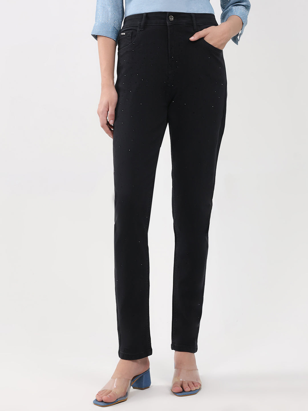 Jeans de mezclilla negros lisos de corte entallado para mujer
