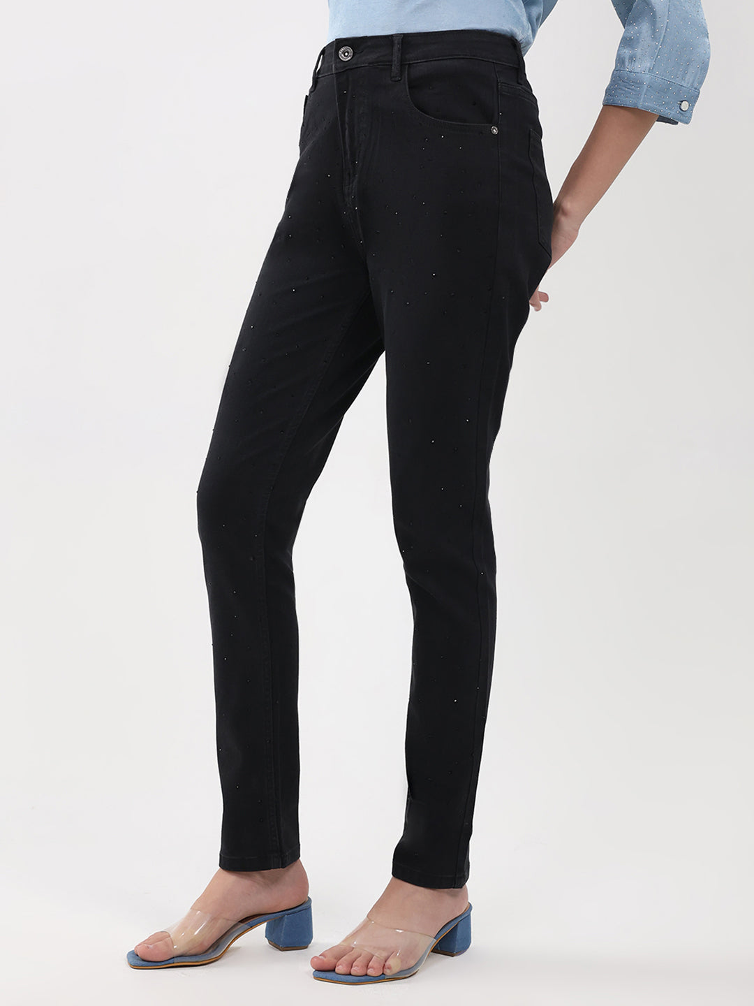 Jeans de mezclilla negros lisos de corte entallado para mujer