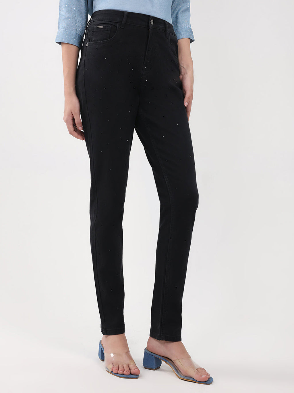Jeans de mezclilla negros lisos de corte entallado para mujer