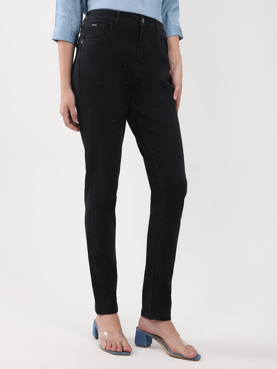 Jeans de mezclilla negros lisos de corte entallado para mujer