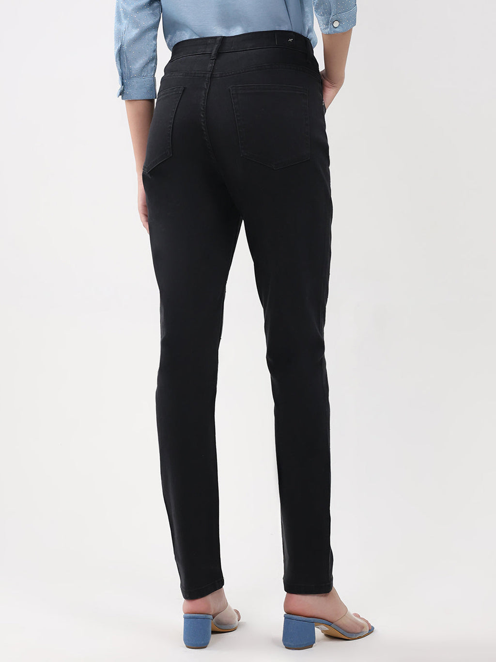 Jeans de mezclilla negros lisos de corte entallado para mujer