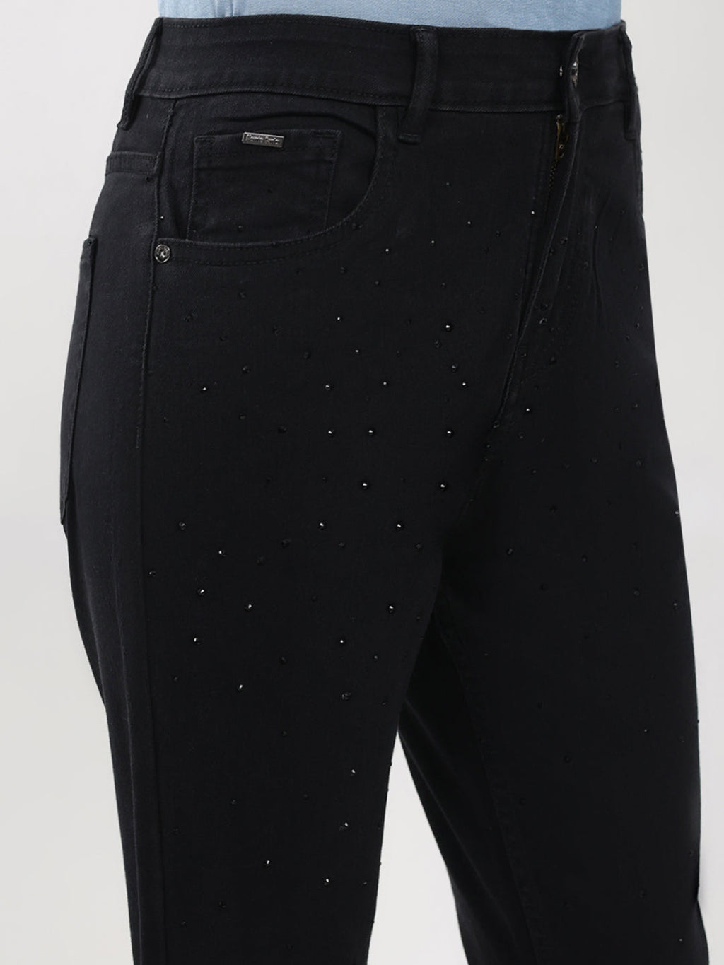 Jeans de mezclilla negros lisos de corte entallado para mujer