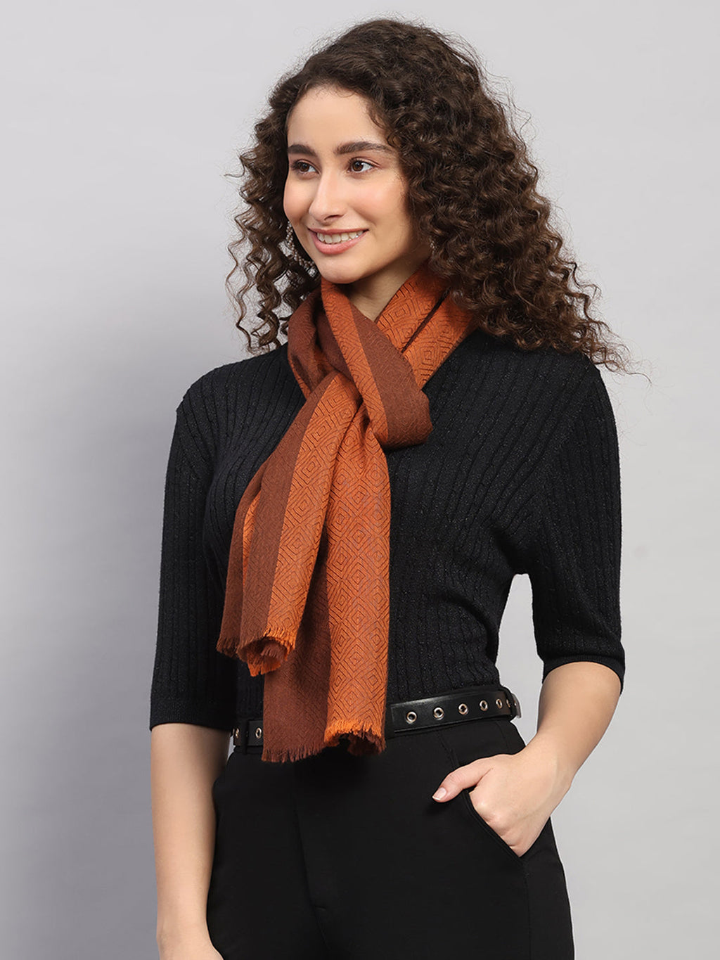 Estola de lana multicolor con diseño propio para mujer: elegante y abrigada