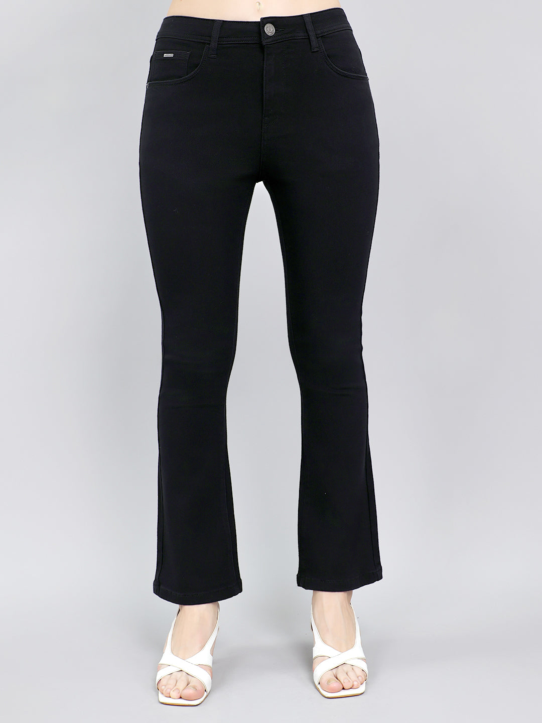 Jeans de mezclilla negros de lavado claro y corte regular para mujer