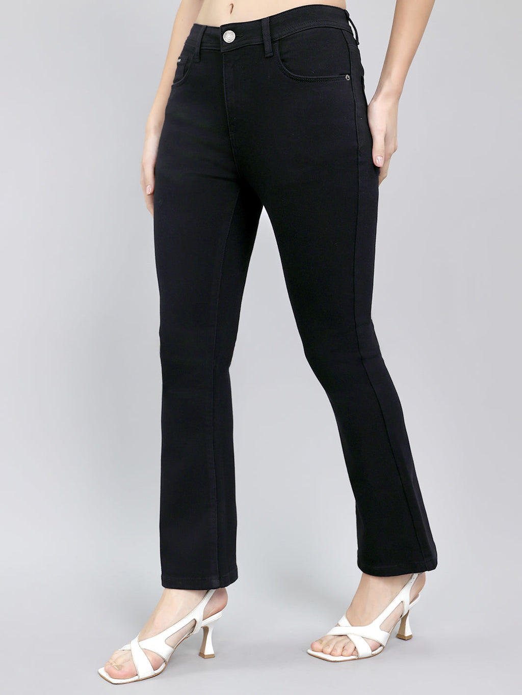 Jeans de mezclilla negros de lavado claro y corte regular para mujer