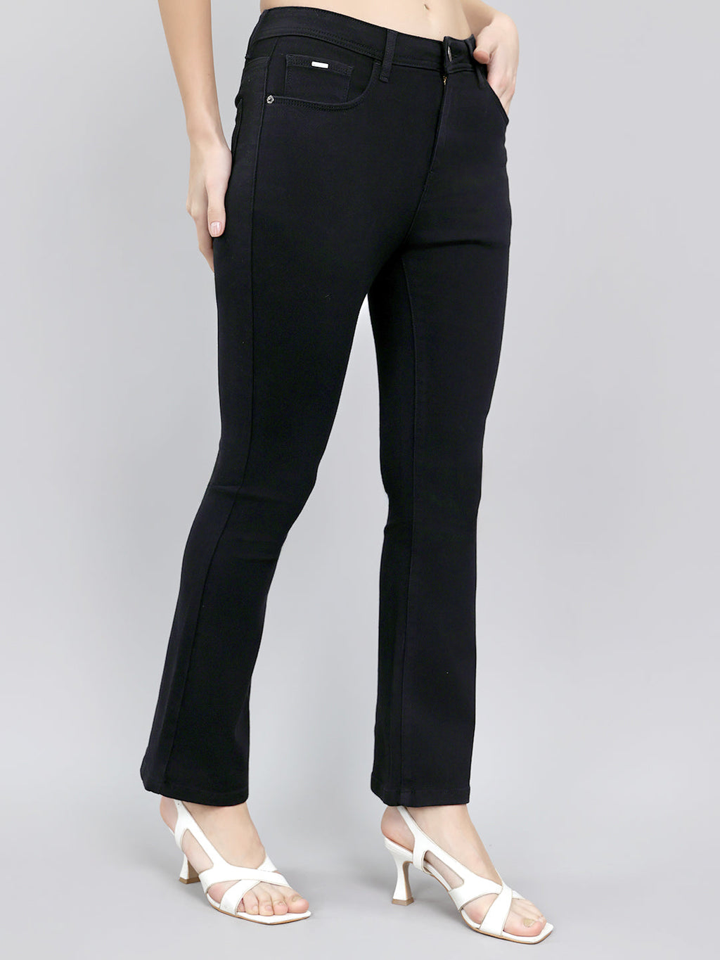 Jeans de mezclilla negros de lavado claro y corte regular para mujer