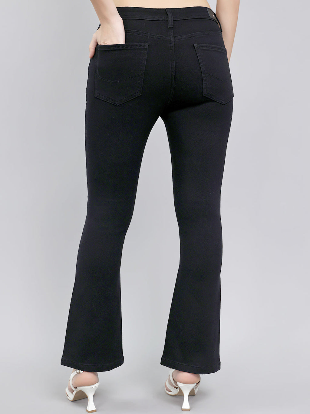 Jeans de mezclilla negros de lavado claro y corte regular para mujer