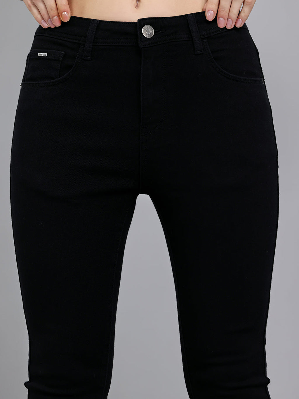 Jeans de mezclilla negros de lavado claro y corte regular para mujer