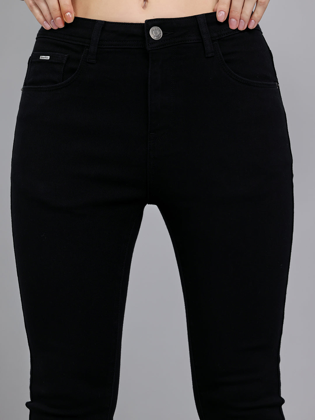 Jeans de mezclilla negros de lavado claro y corte regular para mujer