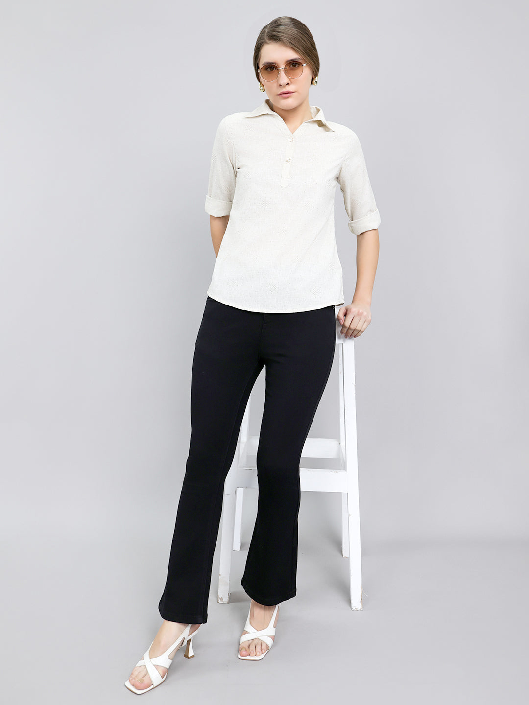 Jeans de mezclilla negros de lavado claro y corte regular para mujer