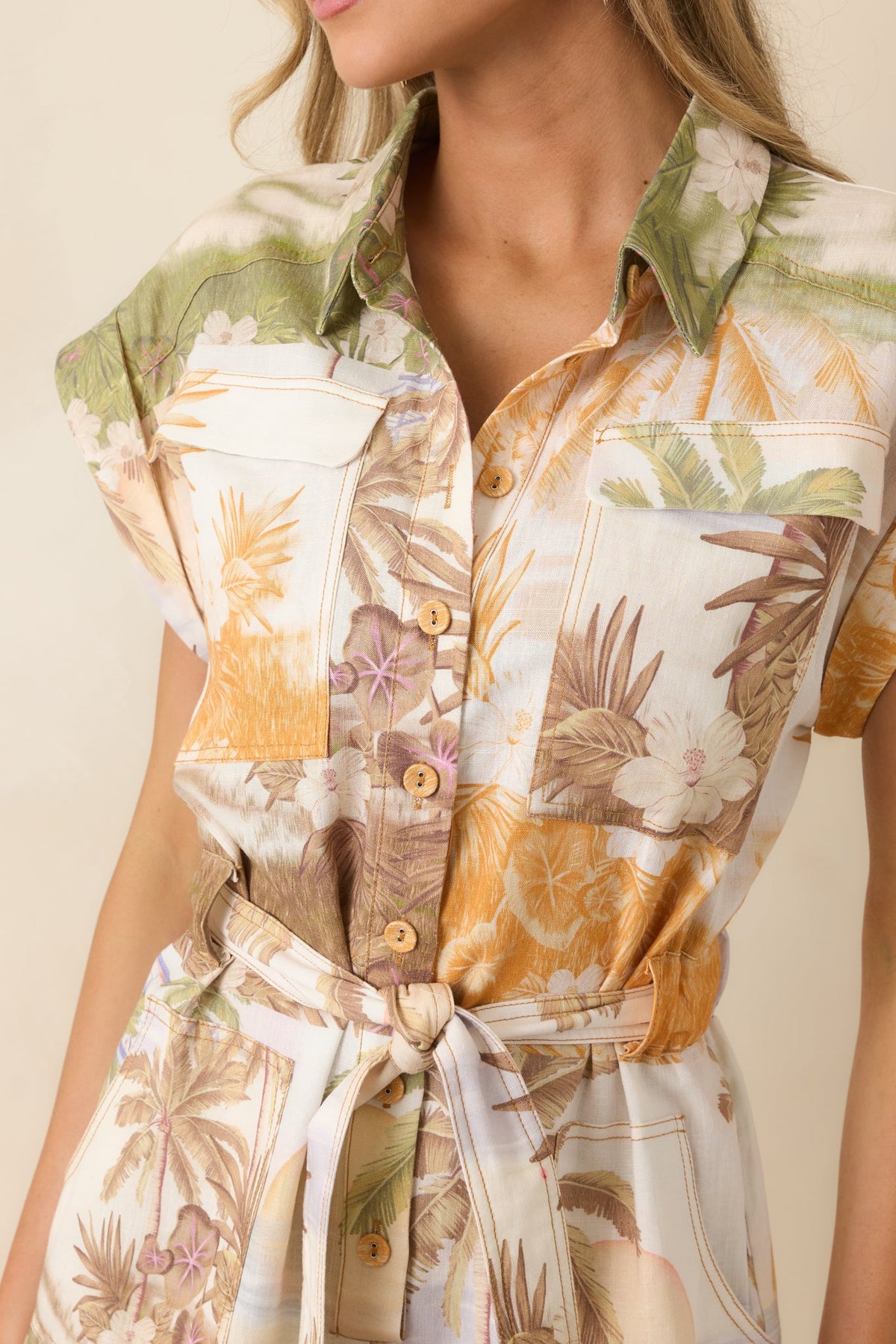 Aylaya Maya Mono Corto con Cinturón y Estampado Tropical Multicolor para Playa – Elegante Mono de Verano