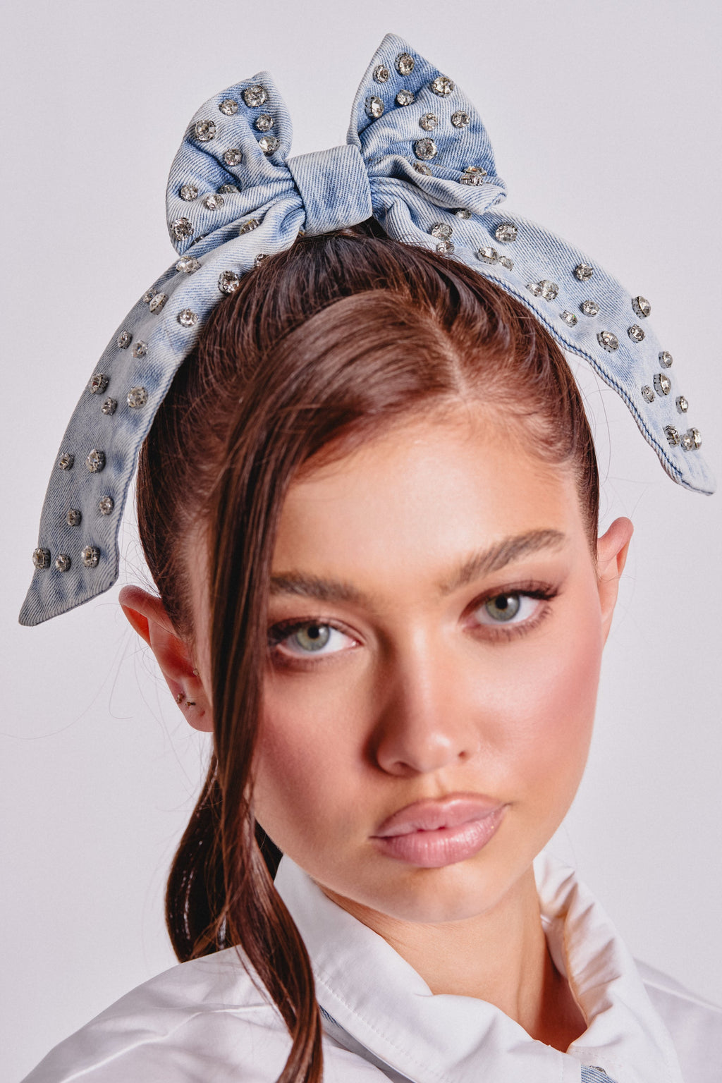 Lazo glamuroso para el cabello de mezclilla y diamantes