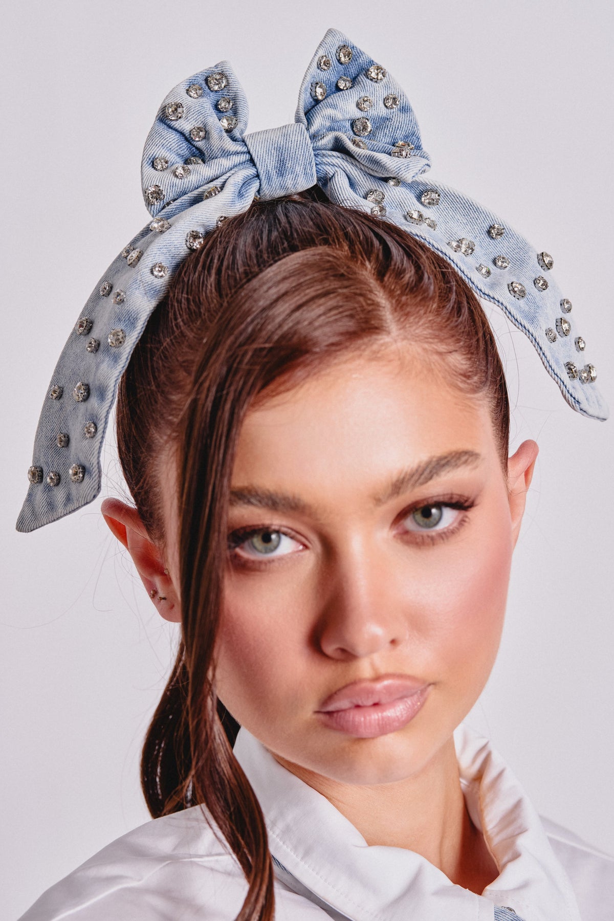 Lazo glamuroso para el cabello de mezclilla y diamantes