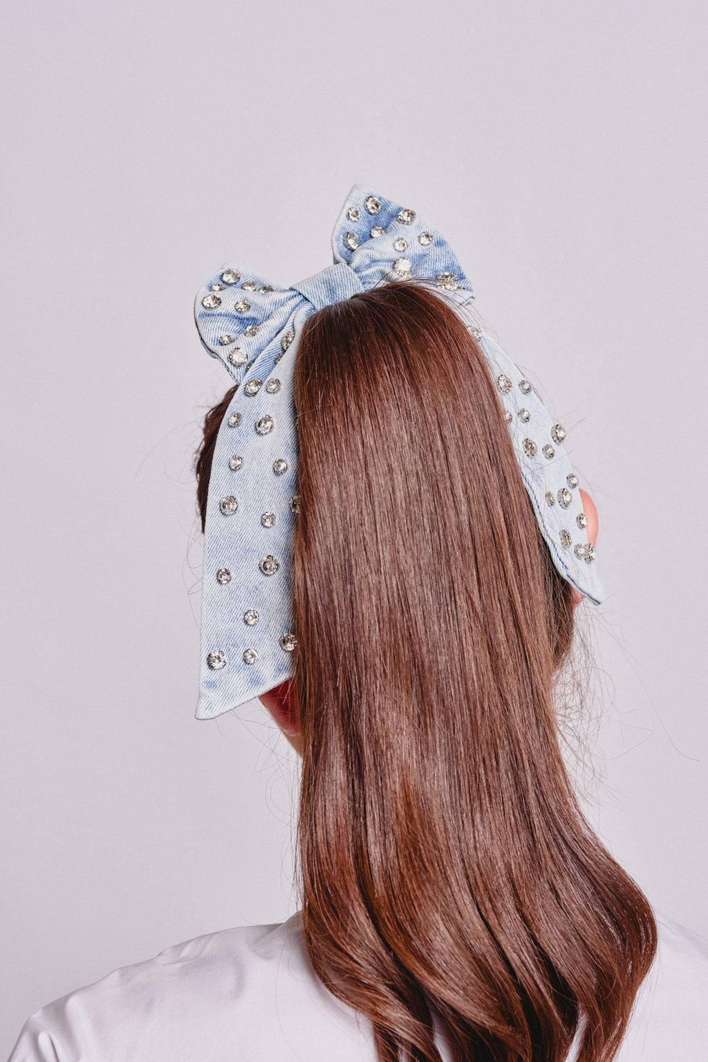 Lazo glamuroso para el cabello de mezclilla y diamantes