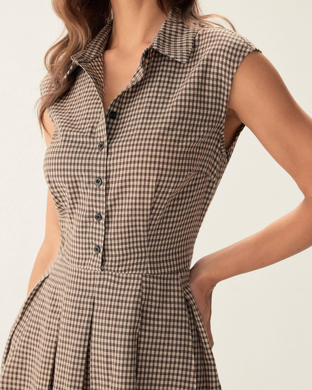 Vestido plisado de cuadros marrones