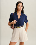Blusa elegante de satén azul marino con botones