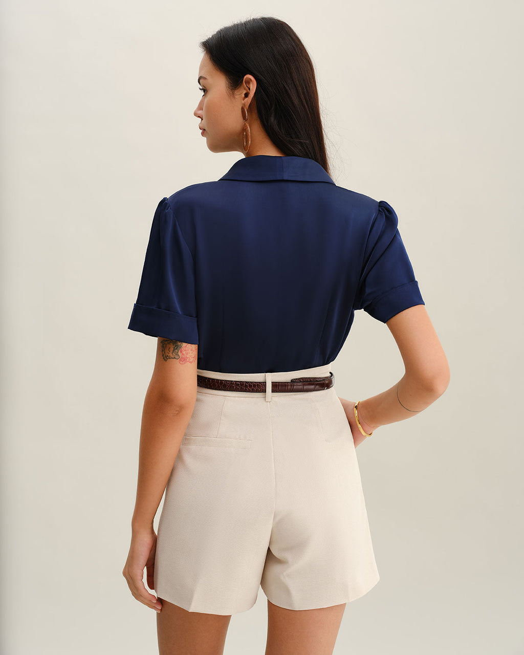 Blusa elegante de satén azul marino con botones