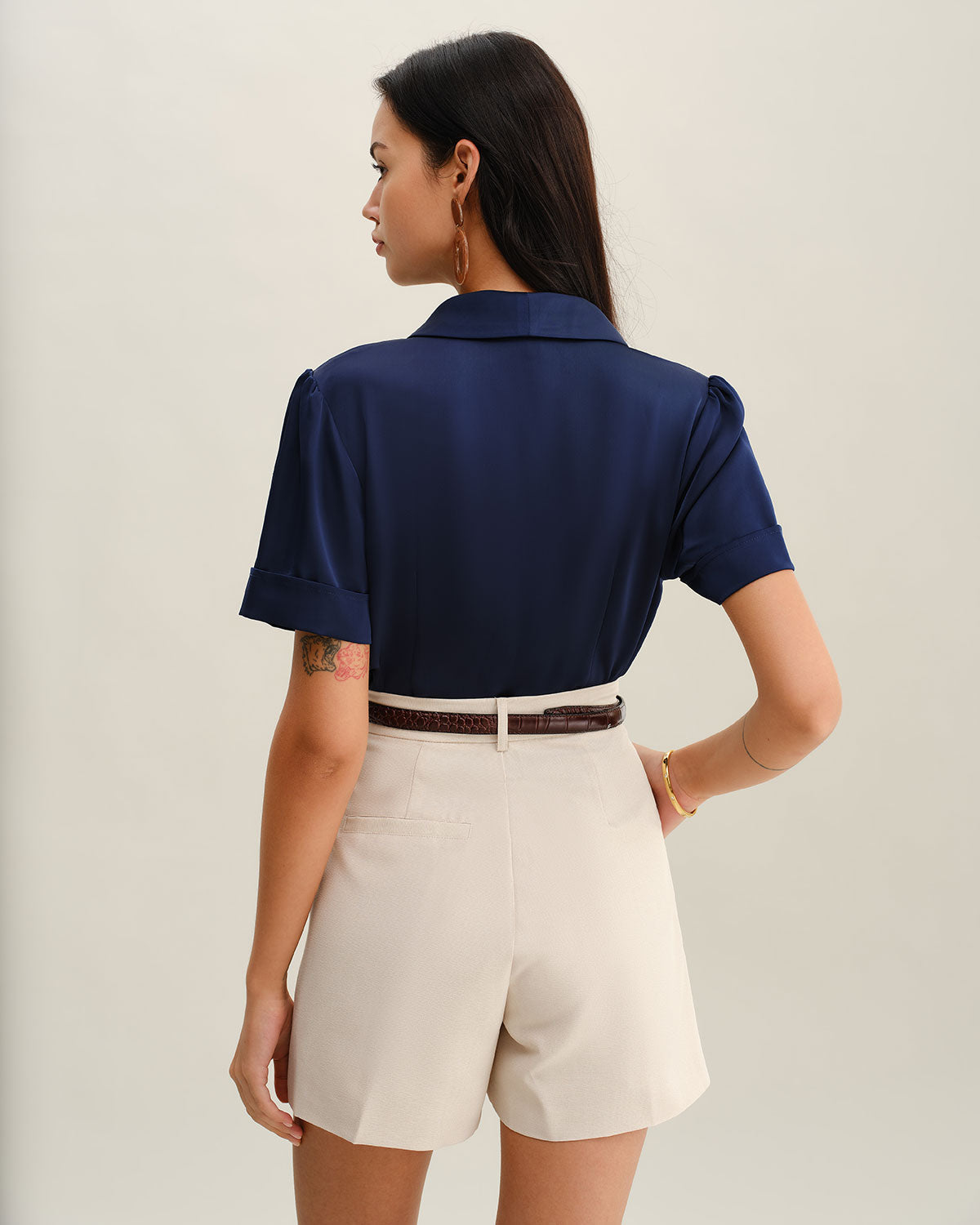 Blusa elegante de satén azul marino con botones