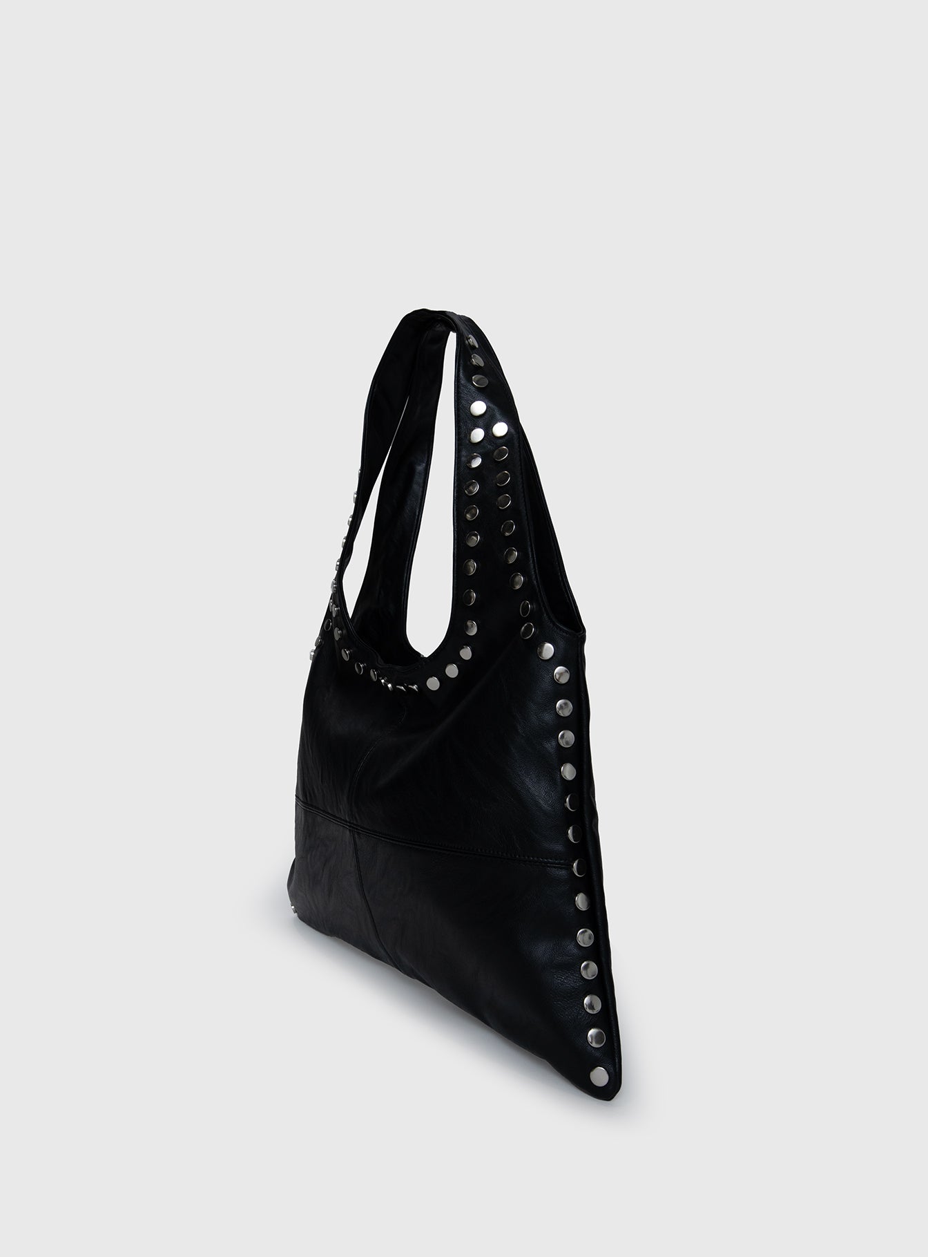 Bolso con tachuelas